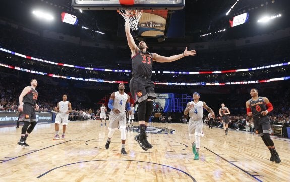 Marc Gasol anota dos de sus diez puntos en el Partido de las Estrellas de Nueva Orleans. :: efe
