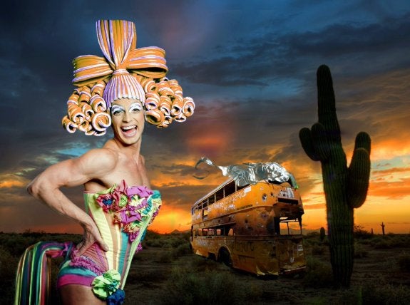 El actor Christian Escuredo caracterizado como Felicia, en el musical 'Priscilla, reina del desierto'. ::