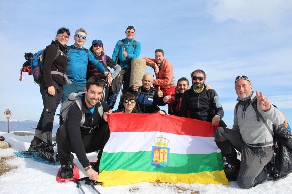 Participantes en la marcha por las lagunas de Neila. :: 