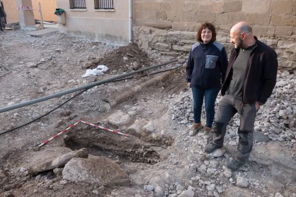 La alcaldesa, Josefa Fernández, y el arqueólogo Fernando Porres, junto a una de las tumbas. :: albo