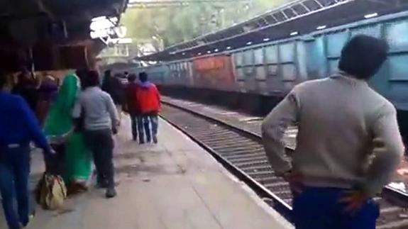 Susto bajo las vías en una estación india