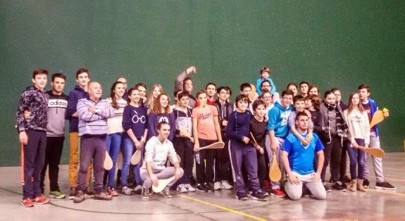 En el polideportivo San Lorenzo, practicando con las palas. ::