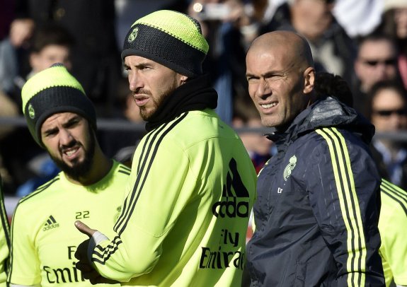 Isco, Sergio Ramos y Zidane, durante un entrenamiento del Real Madrid. :: efe