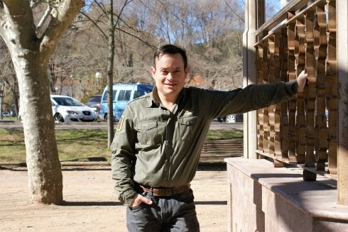 Julio Nájera, tras la entrevista, junto al quiosco del paseo. :: 