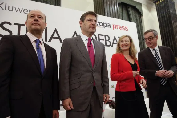 El ministro Rafael Catalá, con el portavoz socialista de Justicia, Juan Carlos Campo, en un acto este mes de febrero en Madrid. :: Juan carlos hidalgo / EFE