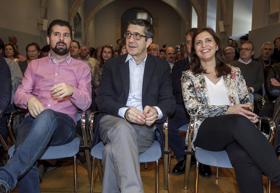 El exlehendakari Patxi López (c), uno de los aspirantes a liderar el PSOE, ha participado hoy en un acto con militantes en Burgos acompañado del secretario general de los socialistas castellanoleoneses, Luis Tudanca (i) y de la diputada Ester Peña (d). 