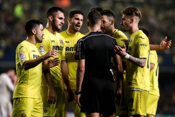 Los jugadores del Villarreal rondean a Gil Manzano y protestan el penalti a favor del Real Madrid. :: afp