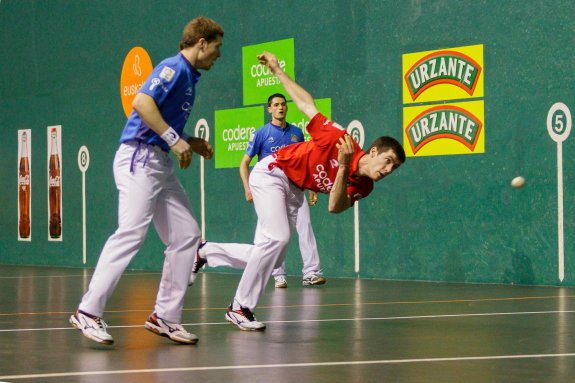 Rezusta llega muy forzado para devolver la pelota. :: 