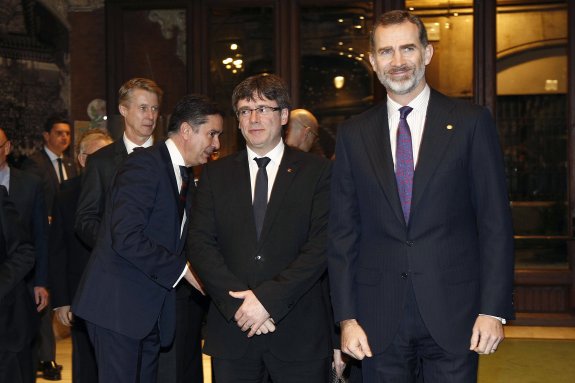 Puigdemont y el rey Felipe VI, en la cena de inauguración del Mobile World Congress de Barcelona. :: Marta Pérez / Efe

