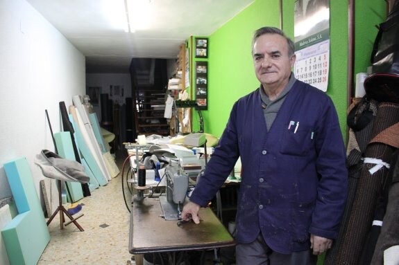 El arnedano Ángel Castillo, ayer, en su última jornada de trabajo en su taller artesanal de tapicería. :: 
