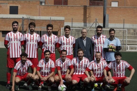El equipo de fútbol del Centro Riojano de Madrid posa antes de un partido. :: L.R.