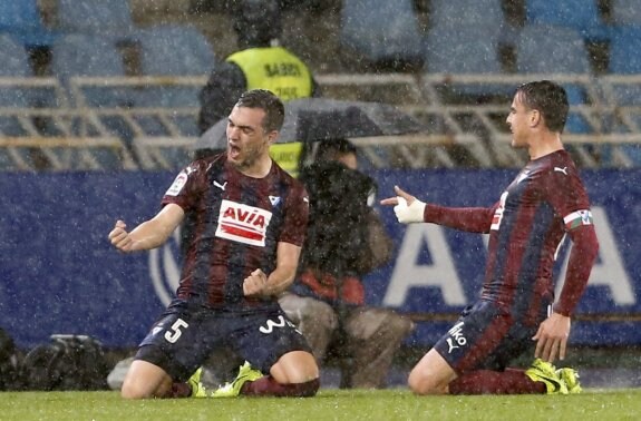 Escalante y Dani García celebran el primer gol del Eibar en Anoeta bajo una intensa lluvia :: efe