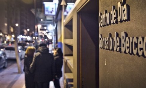 María, Jesús y Ana (nombres ficticios) junto al centro de día Gonzalo de Berceo donde acuden estos enfermos de alzhéimer. :: justo rodríguez
