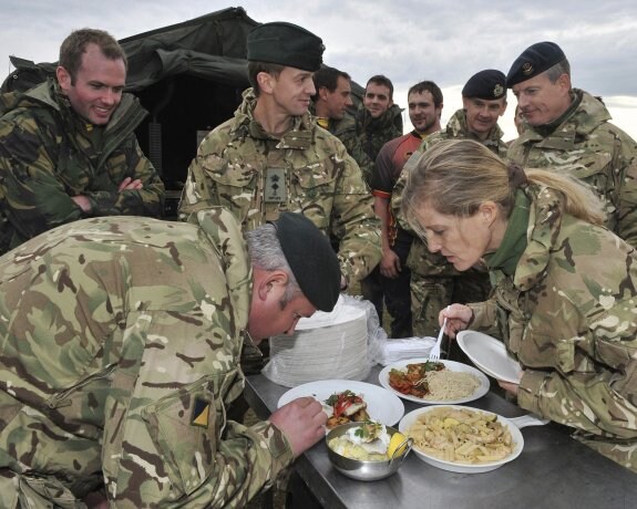 La iniciativa persigue fomentar una mejor alimentación en el Ejército. :: L.R.