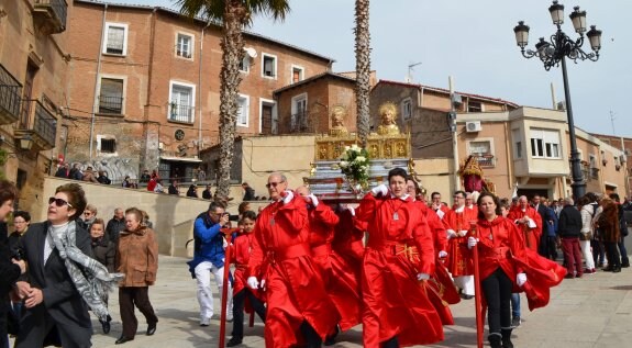 El viento dificultó muchos de los momentos de la procesión, como la llegada de los santos a la catedral. :: i. álvarez. 