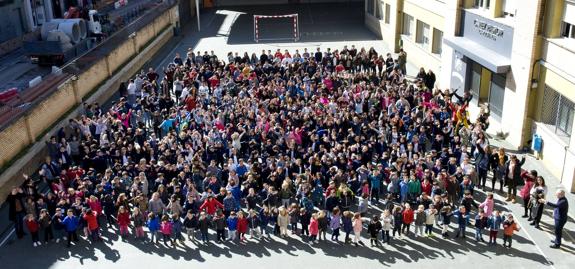 Los 680 alumnos del Rey Pastor posaron en el patio para Diario LA RIOJA con motivo de la celebración del 50 aniversario del centro. 