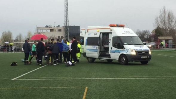 Héctor, jugador del Arnedo, evacuado en ambulancia