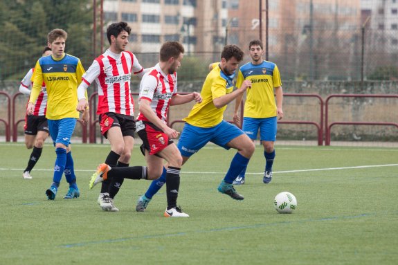 Canario, jugador del Rapid, avanza con el esférico. :: 