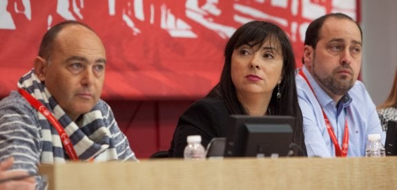 Juan José Bárcenas y Cristina Antoñanzas, durante el XII Congreso de UGT-Rioja de abril del 2016 en el que se produjo el relevo. :: díaz uriel