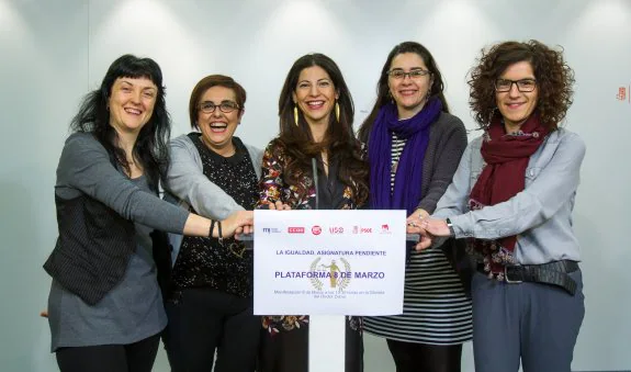Marian Alcalde (CCOO), Isabel Cerrajería (USO), Izaskun Fernández (Mujeres Riojanas Progresistas), Elisa Garrido (PSOE) y Lara Manero (UGT). :: díaz uriel