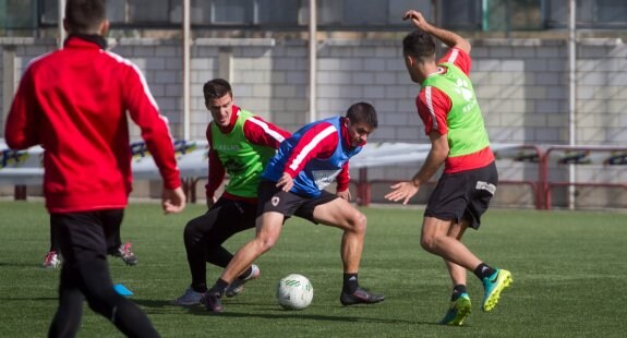 Carles Salvador intenta escapar de la vigilancia de Jaime Paredes. :: 