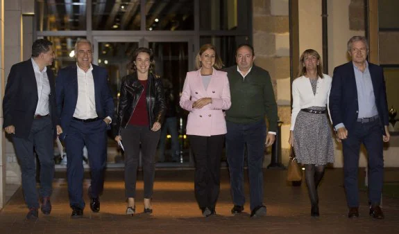 Dolores Cospedal, en el centro, durante una visita a La Rioja en el 2015, rodeada de la cúpula de dirigentes del PP de La Rioja. :: L.R.