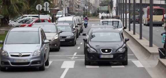 Tráfico de vehículos durante una jornada normal en la Gran Vía de la capital riojana. :: sonia tercero
