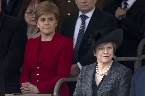 Nicola Sturgeon (izquierda), jefa del Gobierno escocés y líder de nacionalismo, junto a la 'premier' británica, Theresa May. :: afp
