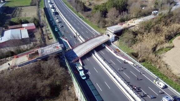  Vista aérea del puente derrumbado sobre la autovía. :: efe