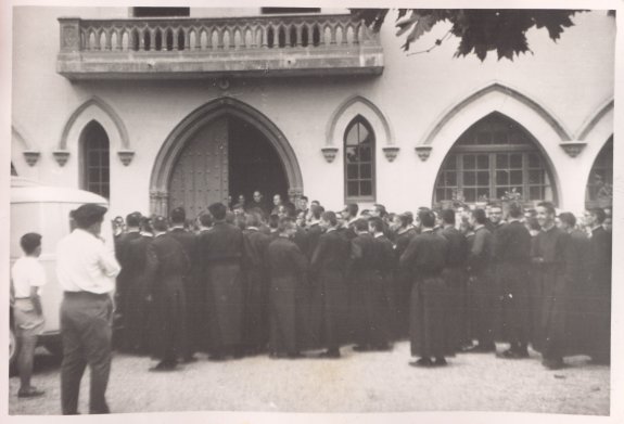 Novicios ante la entrada principal del seminario en los 60. :: asoc. exalumnos de escolapios de logroño
