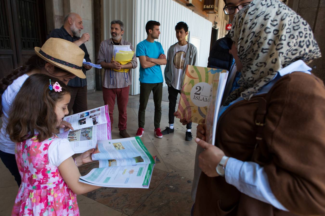 Musulmanes riojanos entergan firmas en la delegación, en 2016