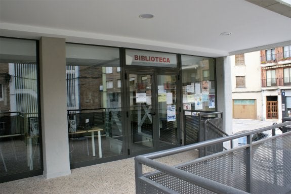 La biblioteca municipal está ubicada en Najerafórum. :: 