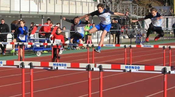 Prueba de vallas celebrada en el Adarraga. :: F.D.