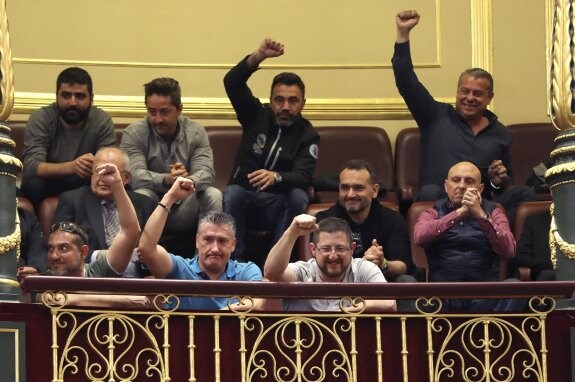 Los estibadores celebran en la tribuna de invitados del Congreso la derogación del decreto aprobado por el Gobierno. :: efe
