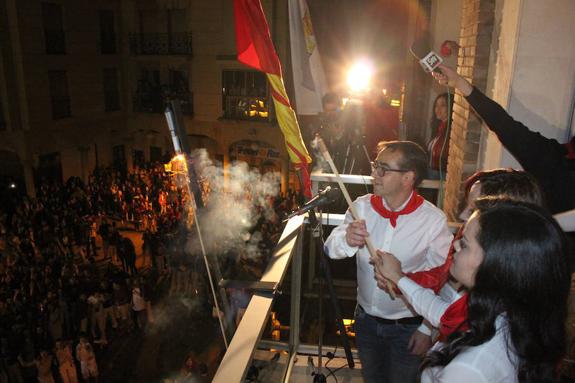 Miles de arnedanos compartieron en la noche de ayer el esperado momento del lanzamiento de la 'bomba' en una plaza Nuestra Señora de Vico llena de alegría. :: 