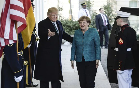 El presidente de EE UU, Donald Trump, recibió a la canciller alemana, Angela Merkel, en la entrada de la Casa Blanca. :: clemens bilan / efe