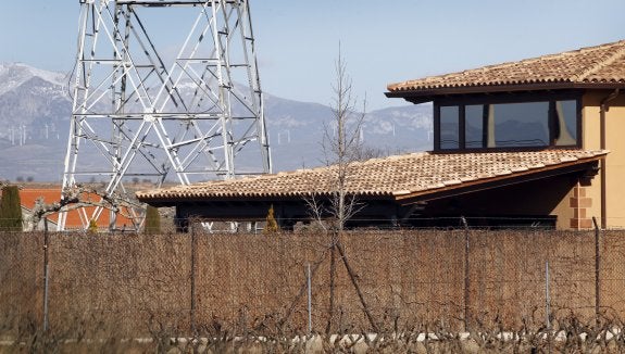 Exterior de la vivienda propiedad de Pedro Sanz en el término de Villamediana. :: 