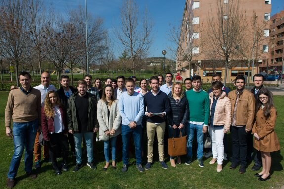 El grupo de partidarios de Gamarra, ayer en Logroño. :: sonia tercero