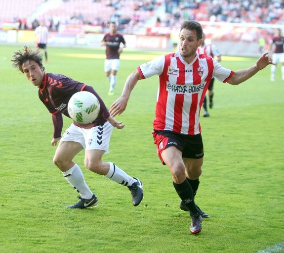 Pablo Espina intenta hacerse con el esférico.   juan marín