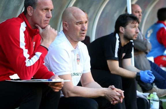 Rafa Berges sigue el partido de ayer desde el banquillo. :: 