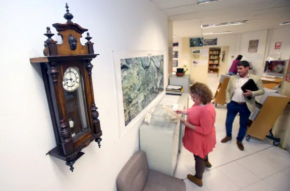 El reloj sustraído, de vuelta a su ubicación habitual desde 1994, en el Archivo Municipal. :: juan marín
