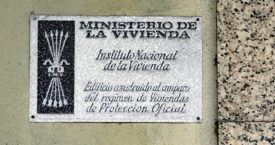 Símbolos franquistas del antiguo Instituto Nacional de la Vivienda. 