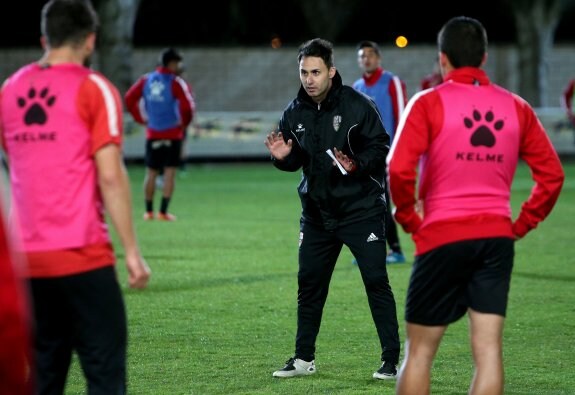 Sergio Rodríguez da explicaciones a sus jugadores durante el entrenamiento de ayer, el primero de su segunda etapa. :: juan marín