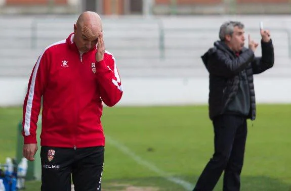 Rafa Berges baja la mirada  durante el partido entre el  Sestao y la UD Logroñés.  :: 
