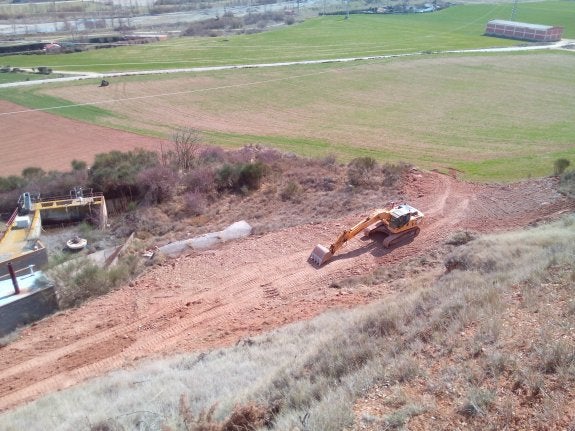 Obras para la construcción de la nueva acometida de abastecimiento, cerca del depósito. :: 