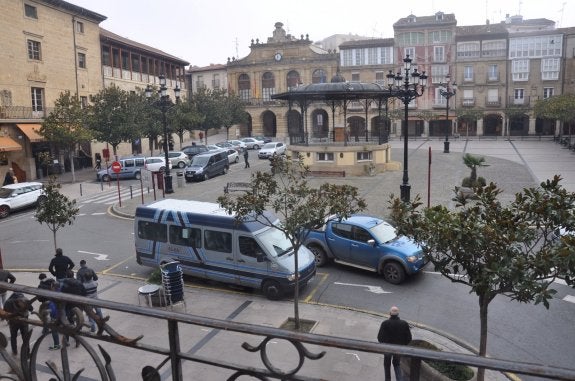 Aspecto de la plaza de la Paz con el edificio aún en pie. ::