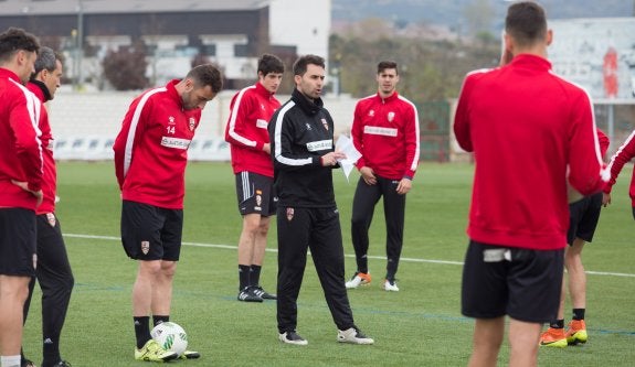 Sergio Rodríguez da instrucciones a sus jugadores durante la sesión de ayer. :: 