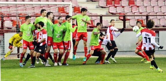 Varea y SD Logroñés se enfrentarán en la última jornada del grupo riojano. herreros