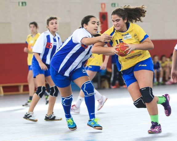 Un jugadora del Calasancio busca la portería. :: F. Díaz