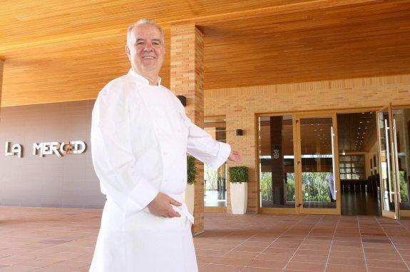 Hospitalidad. Lorenzo Cañas, a las puertas del restaurante La Merced. :: JUAN MARÍN